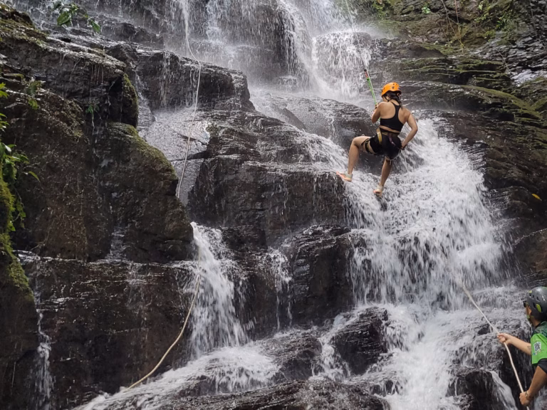 waterfall rappel and zipline in la fortuna 4