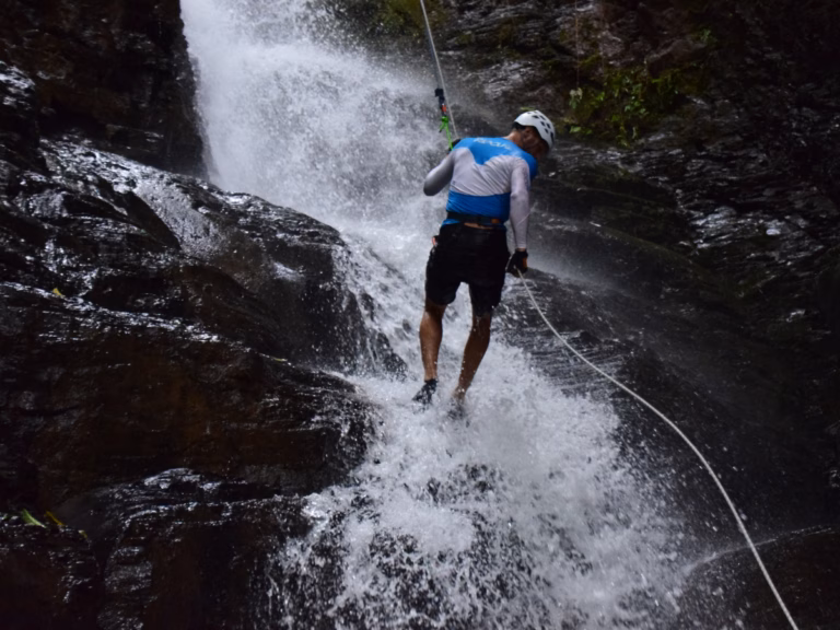 waterfall rappel and zipline in la fortuna 5
